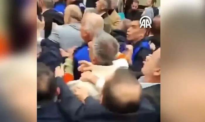 Kağıthane Belediye Meclisi’nde arbede: 2 meclis üyesi yaralandı
