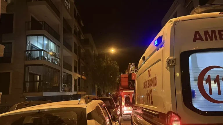 Karşıyaka’da Yangın: 3 Kişi Dumandan Etkilendi